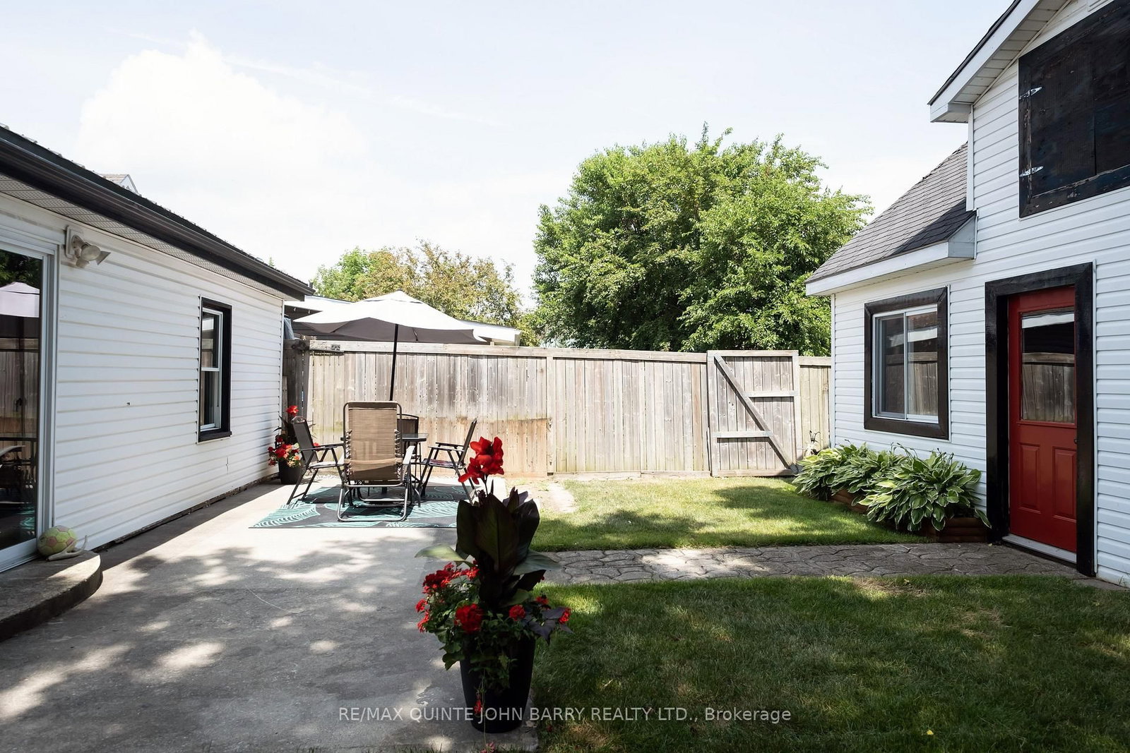 Detached House for sale at 17 James Street, Quinte West, Ontario, K8V 2W8 - Trenton Ward - MLS: X12504770