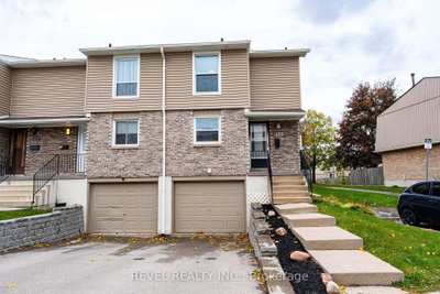 Townhouse sold at 133-10 Angus Road, Hamilton, Ontario, L8K 6K3 - Vincent - MLS: X12507224