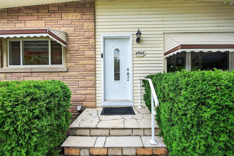 4542 Nancy Dr, Niagara Falls, L2E 5L3 | Image 2