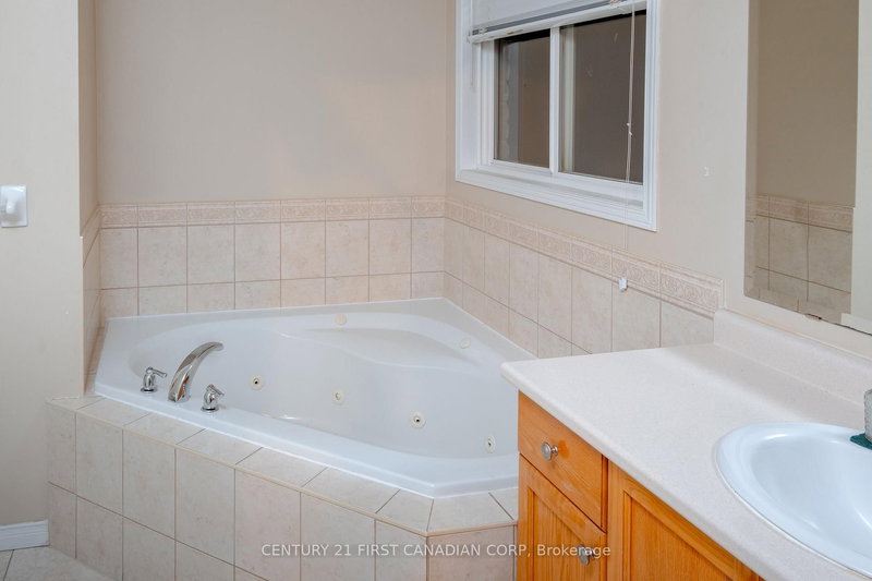 1841 Foxwood Ave, London North, N6G 0C4 | Image 3
