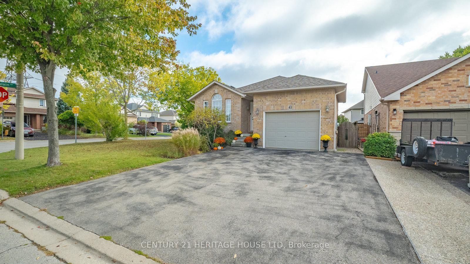 Detached House for sale at 43 Idlewilde Lane, Hamilton, Ontario, L0R 1W0 - Mount Hope - MLS: X12531682