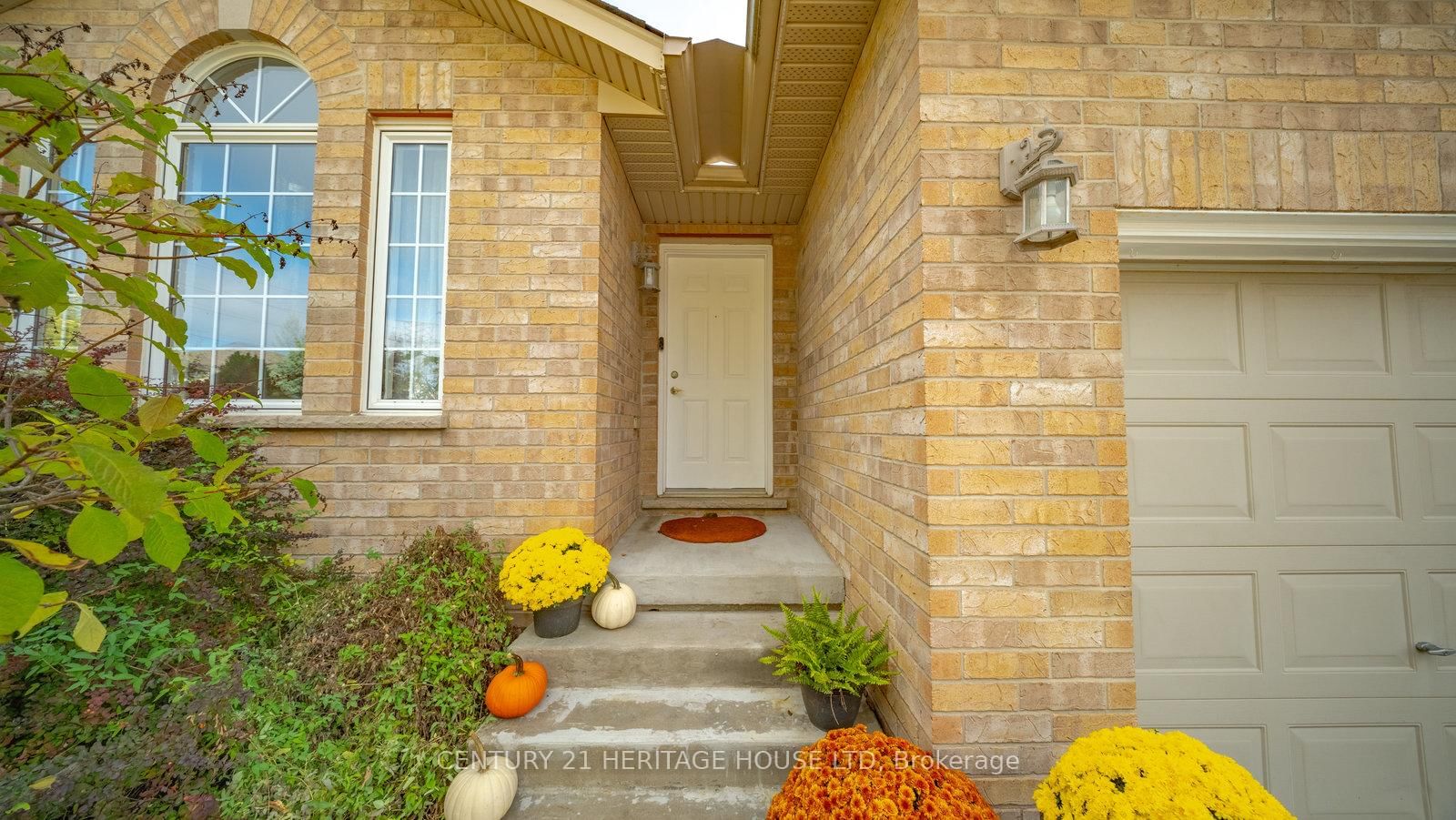 Detached House for sale at 43 Idlewilde Lane, Hamilton, Ontario, L0R 1W0 - Mount Hope - MLS: X12531682