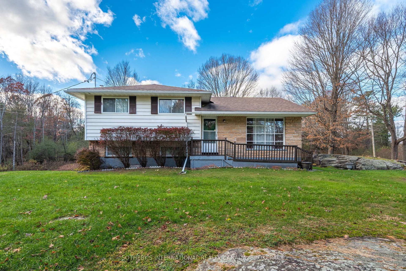 638 Thousand Islands Pky Parkway • Front of Leeds & Seeleys Bay, ON photo 2