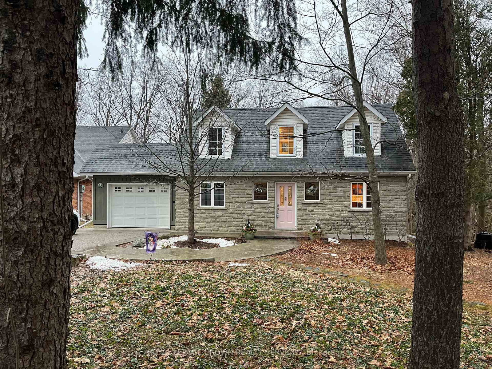 Detached House sold at 931 Montgomery Drive, Hamilton, Ontario, L9G 3H6 - Ancaster - MLS: X12541144