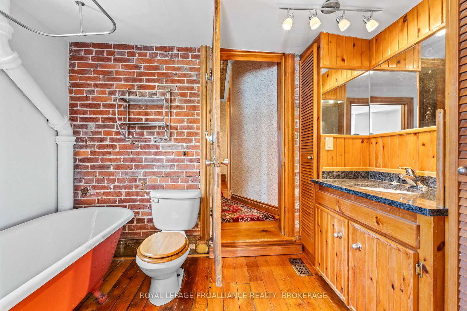 270 Wellington Street - Photo 15