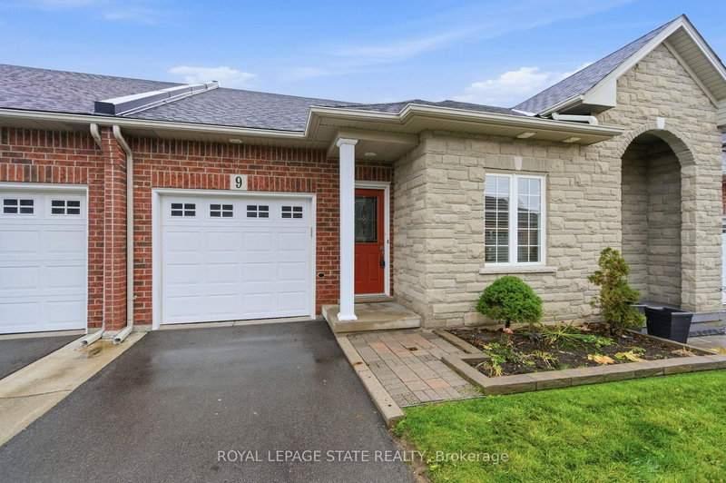 9 Manitoulin Tr, Hamilton, L9B 2X8 | Image 3