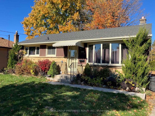 1942 Duluth Crescent