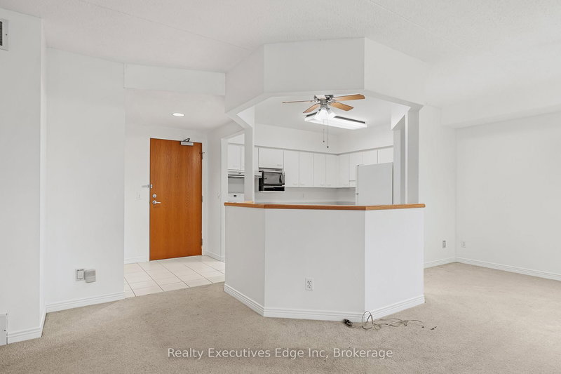 205 - 208 Silvercreek Pkwy N, Guelph, N1H 8H2 | Image 3