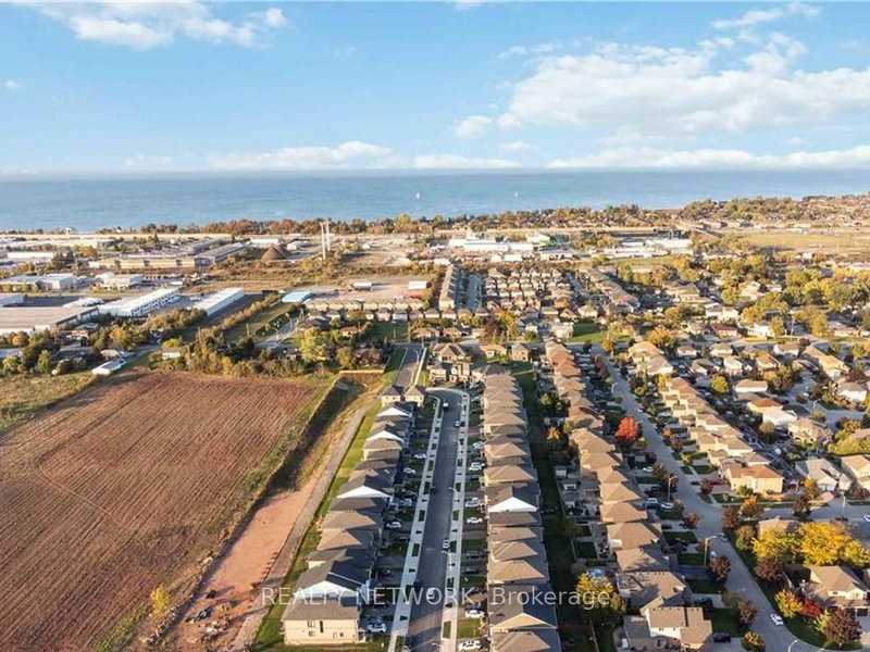 107 Starfire Cres, Hamilton, L8E 0K9 | Image 3