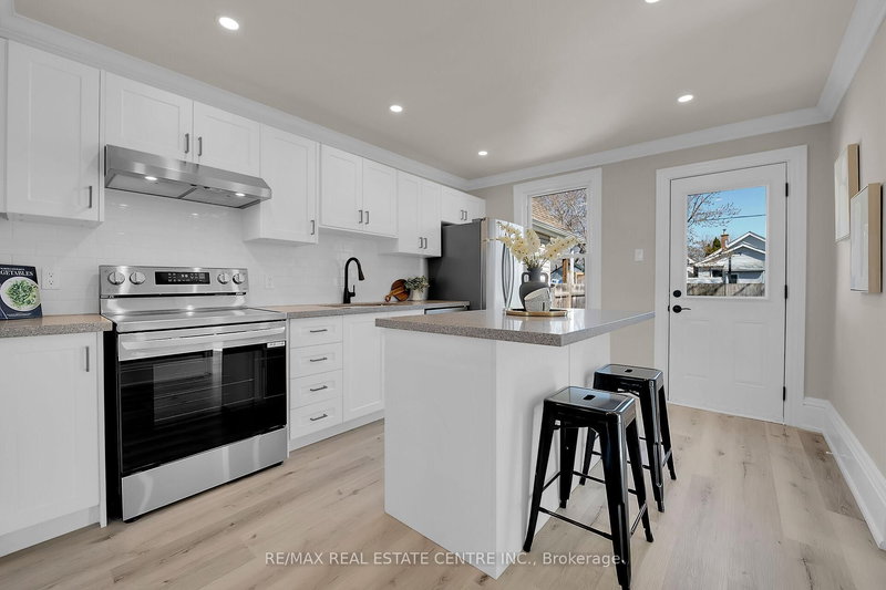 70 Robins Ave, Hamilton, L8H 4N4 | Image 2