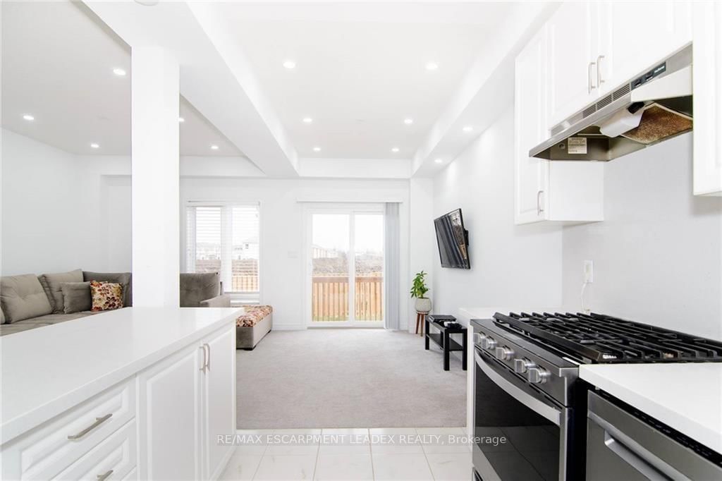 Townhouse for lease at 14 Cleland Avenue, Hamilton, Ontario, L9K 0J9 - Meadowlands - MLS: X12552810