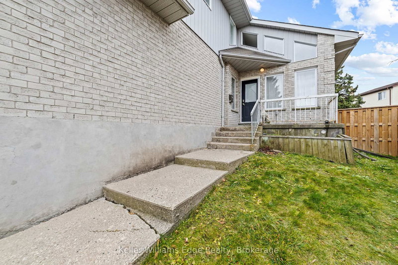 10 Zeffer Pl, Kitchener, N2A 3Y8 | Image 3