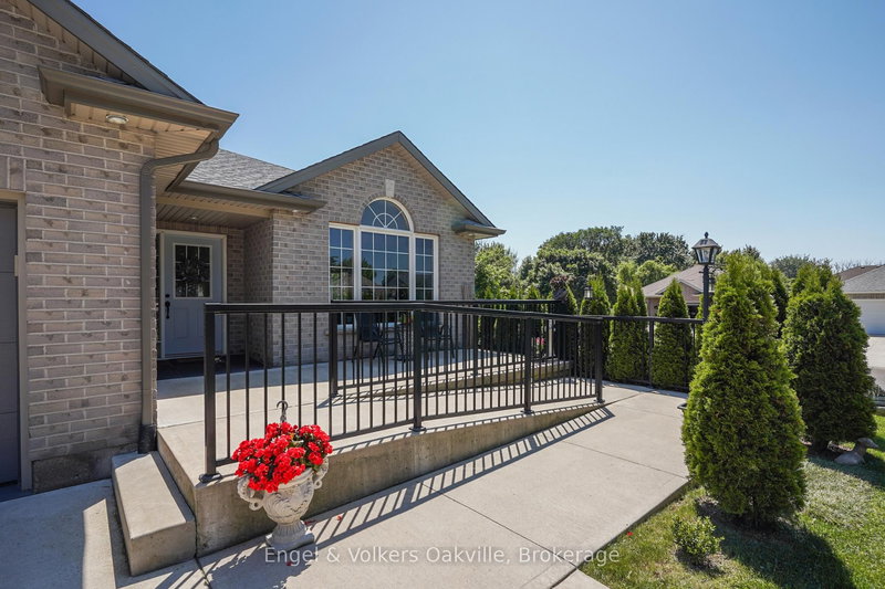 339 Wellbrook Ave, Welland, L3C 7N3 | Image 2