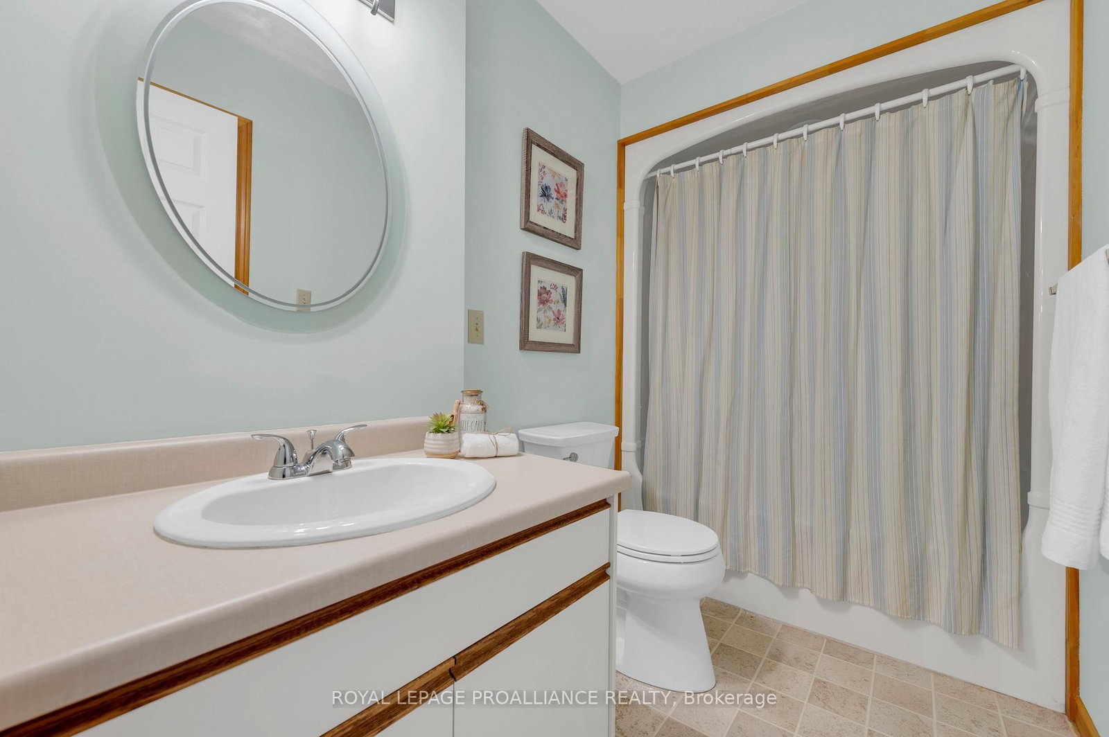 Detached House for sale at 74 Bay Street, Quinte West, Ontario, K8V 1H5 - Trenton Ward - MLS: X12566748