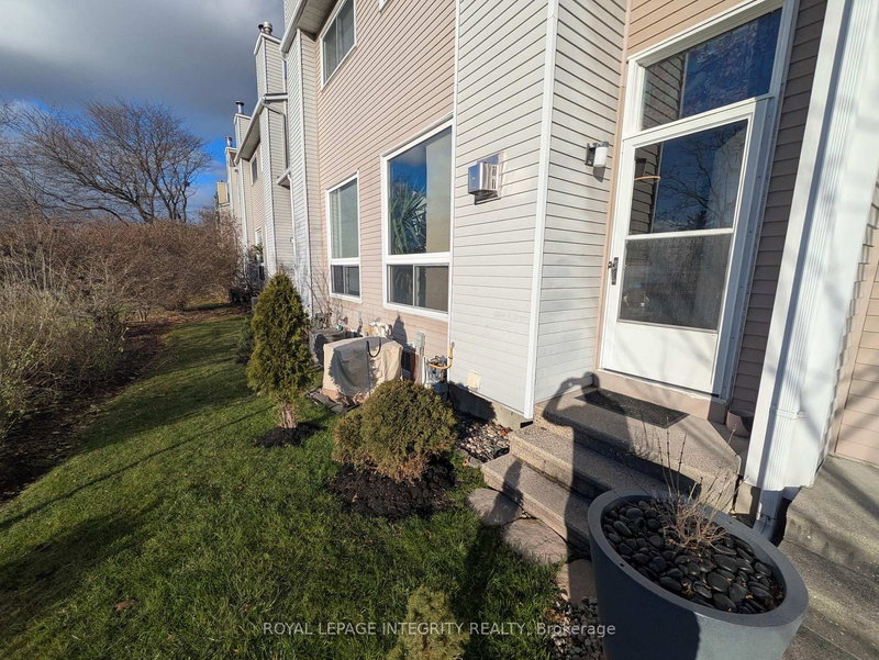 home for lease on 104 Esterlawn Private