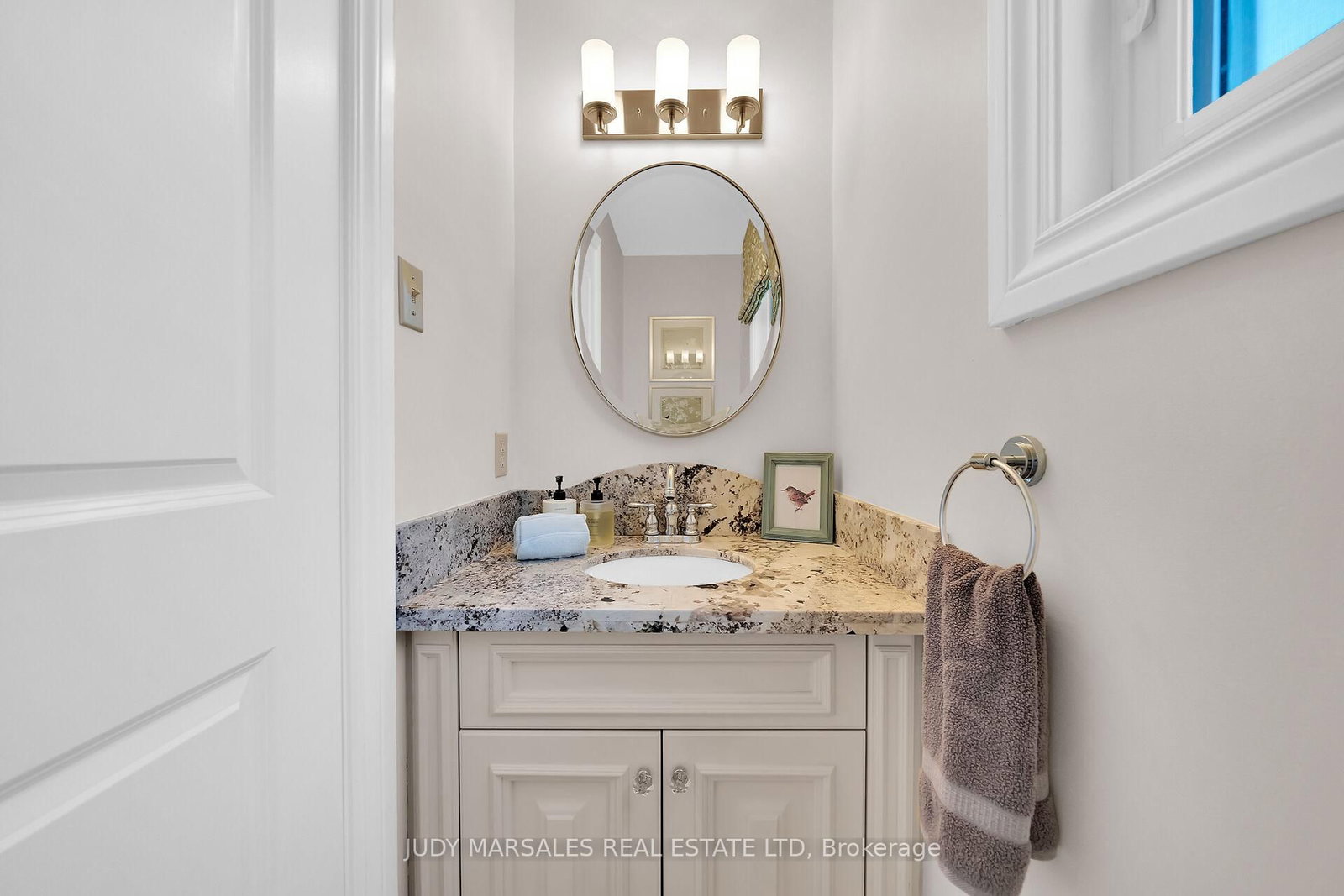 Detached House sold at 12 Vance Crescent, Hamilton, Ontario, L0R 2H3 - Waterdown - MLS: X12569206