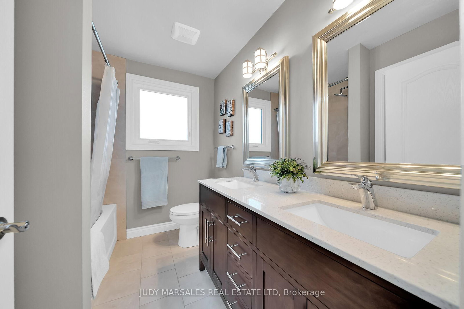 Detached House sold at 12 Vance Crescent, Hamilton, Ontario, L0R 2H3 - Waterdown - MLS: X12569206