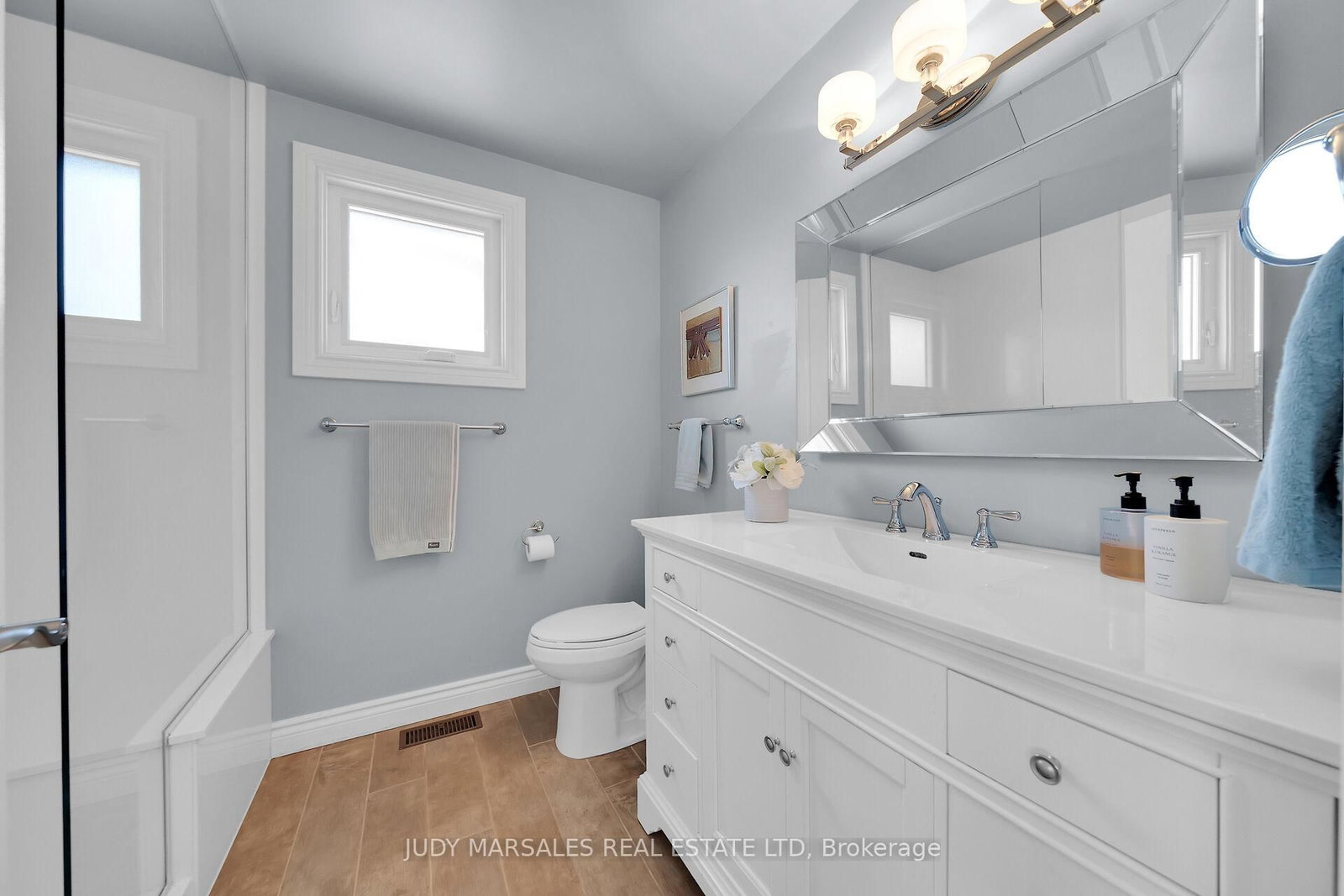 Detached House sold at 12 Vance Crescent, Hamilton, Ontario, L0R 2H3 - Waterdown - MLS: X12569206