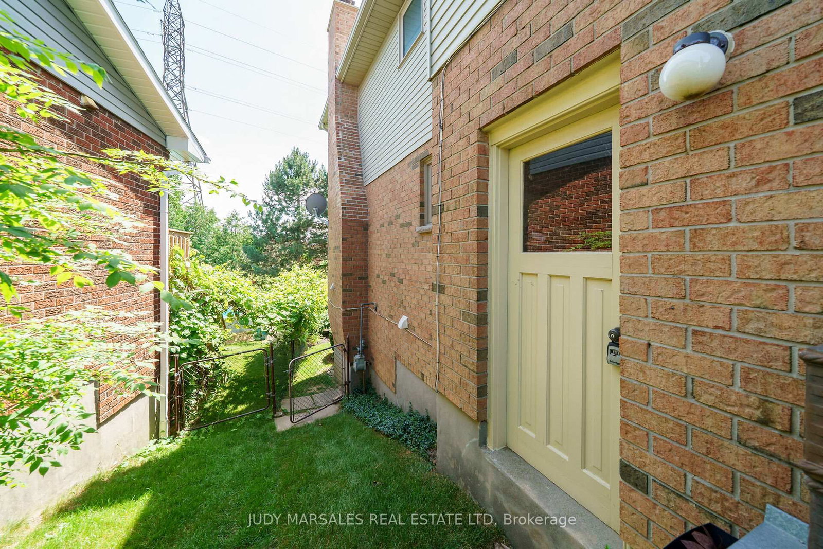 Detached House sold at 12 Vance Crescent, Hamilton, Ontario, L0R 2H3 - Waterdown - MLS: X12569206