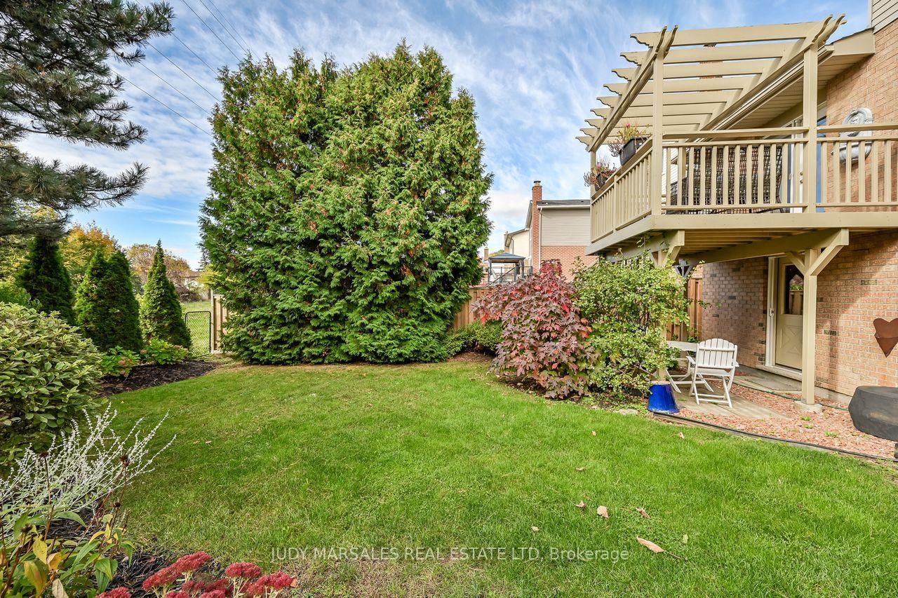 Detached House sold at 12 Vance Crescent, Hamilton, Ontario, L0R 2H3 - Waterdown - MLS: X12569206