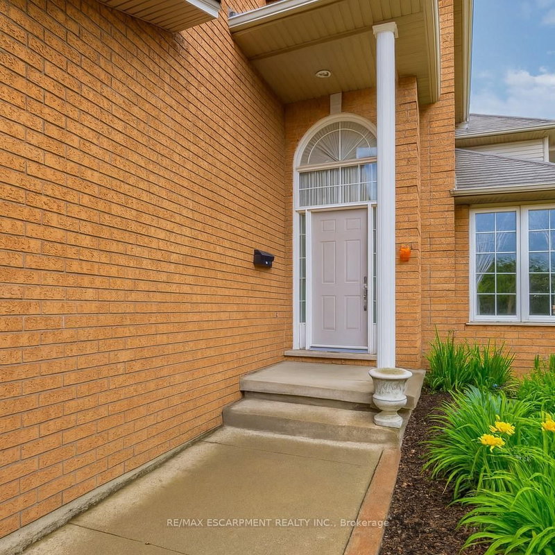 42 Hillgarden Dr, Hamilton, L8J 3R3 | Image 3