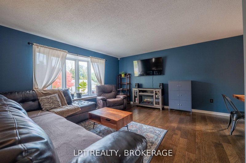 697 Macdonald Dr, Gananoque, K7G 3C4 | Image 2