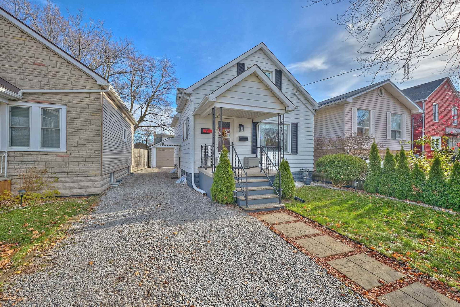 Detached House sold at 38 Wallace Avenue, Welland, Ontario, L3B 1R5 - Lincoln/Crowland - MLS: X12574472