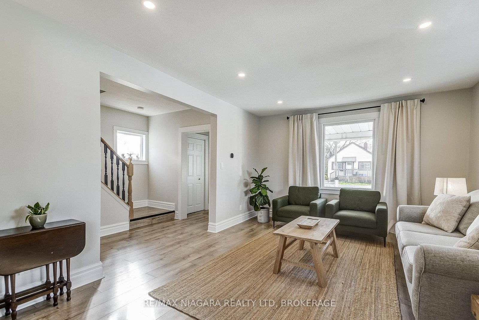 Detached House for sale at 48 Wilton Avenue, Welland, Ontario, L3C 1Z9 - Broadway - MLS: X12575640