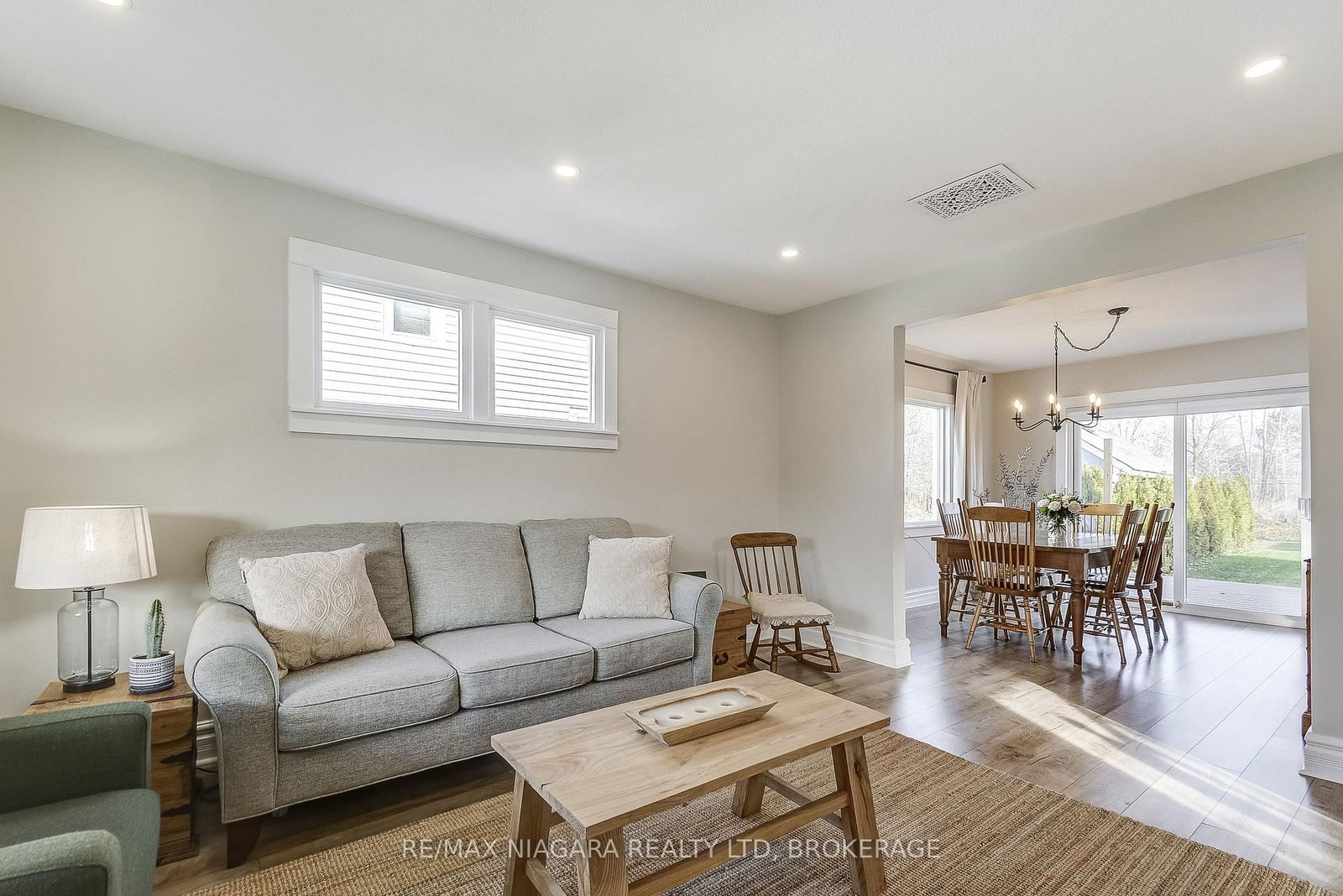 Detached House for sale at 48 Wilton Avenue, Welland, Ontario, L3C 1Z9 - Broadway - MLS: X12575640