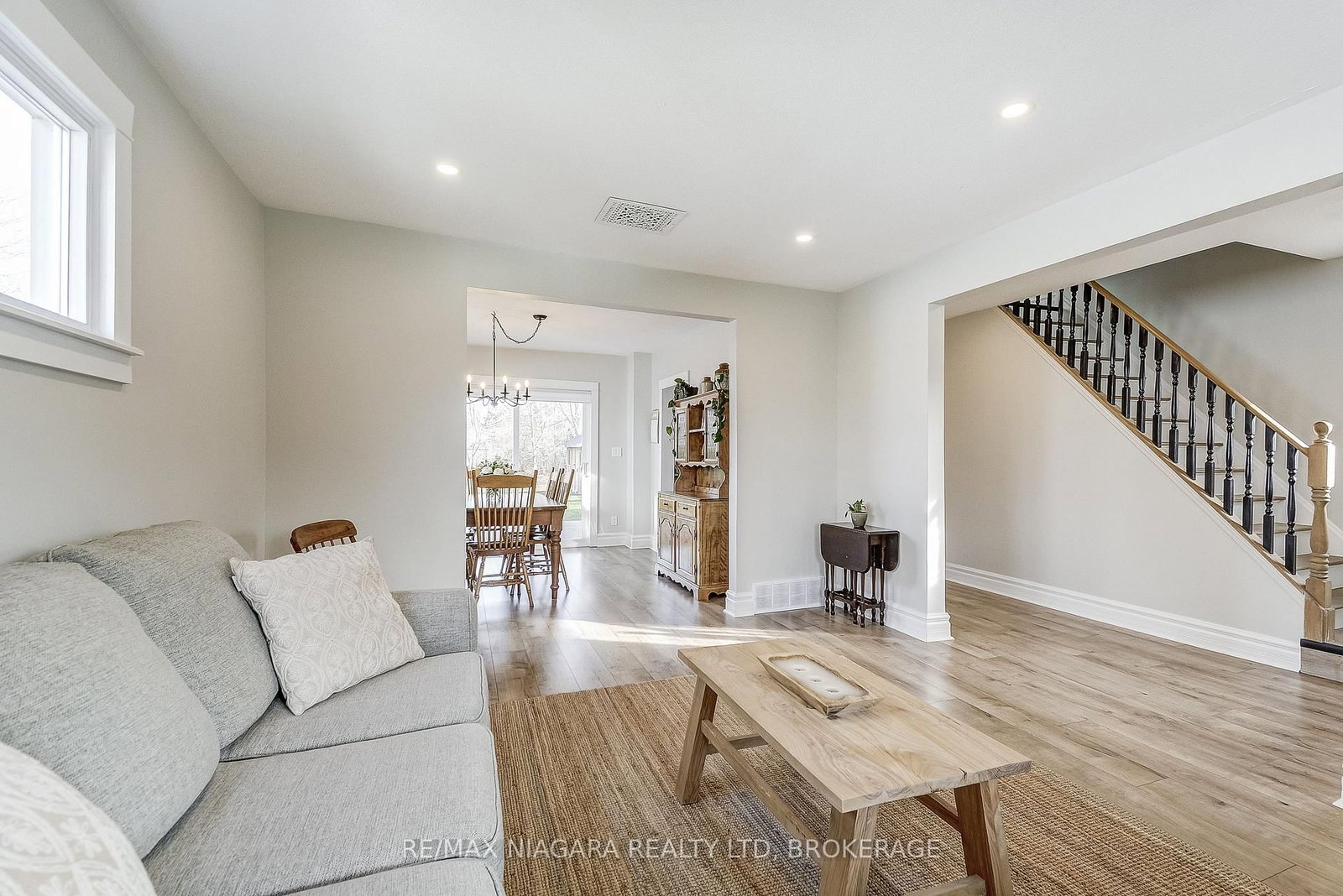 Detached House for sale at 48 Wilton Avenue, Welland, Ontario, L3C 1Z9 - Broadway - MLS: X12575640