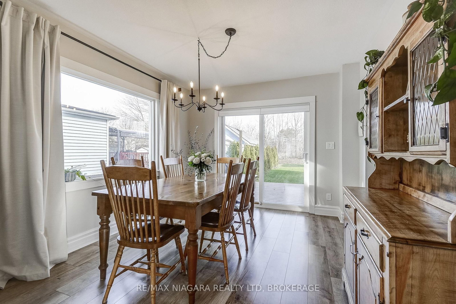 Detached House for sale at 48 Wilton Avenue, Welland, Ontario, L3C 1Z9 - Broadway - MLS: X12575640