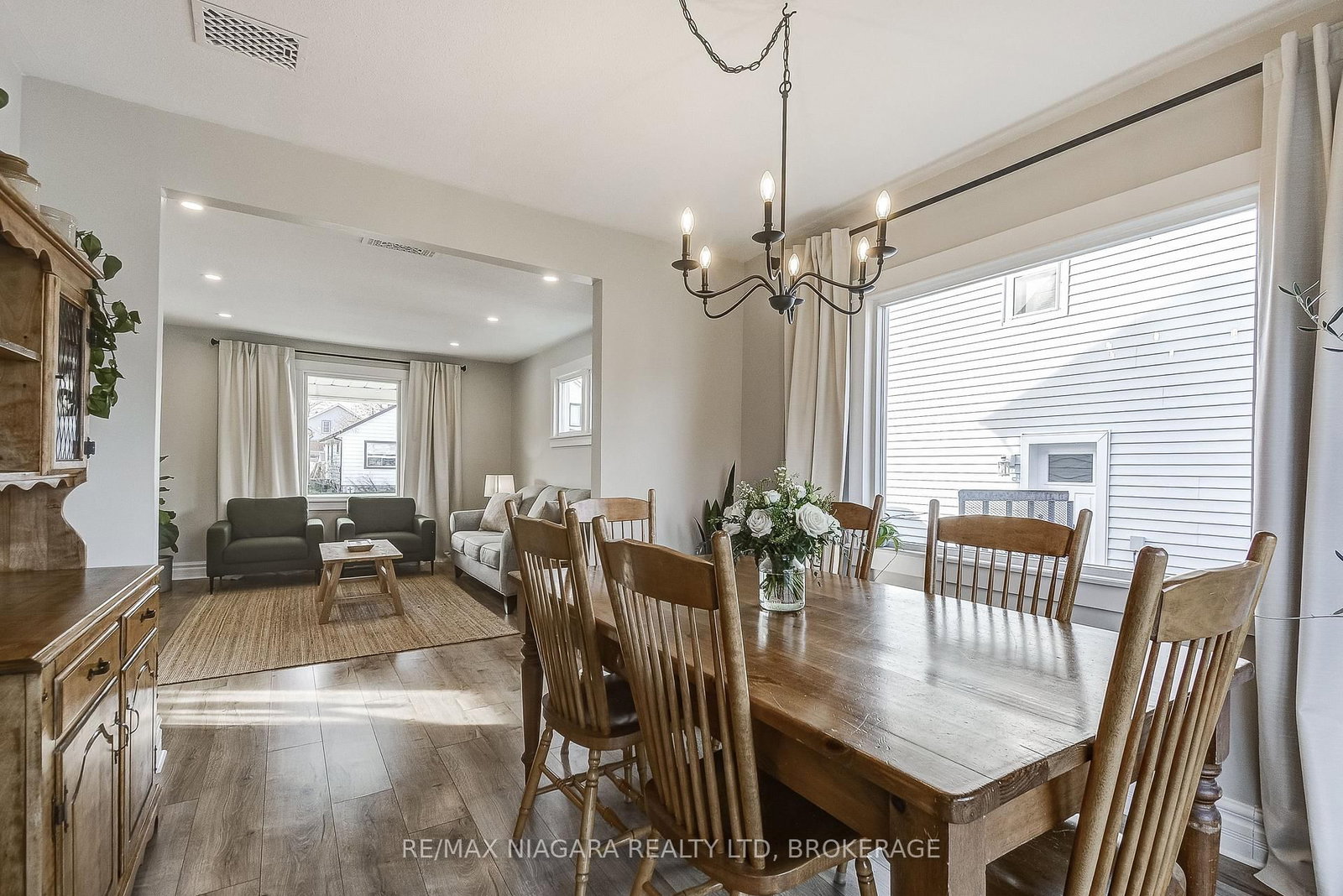 Detached House for sale at 48 Wilton Avenue, Welland, Ontario, L3C 1Z9 - Broadway - MLS: X12575640