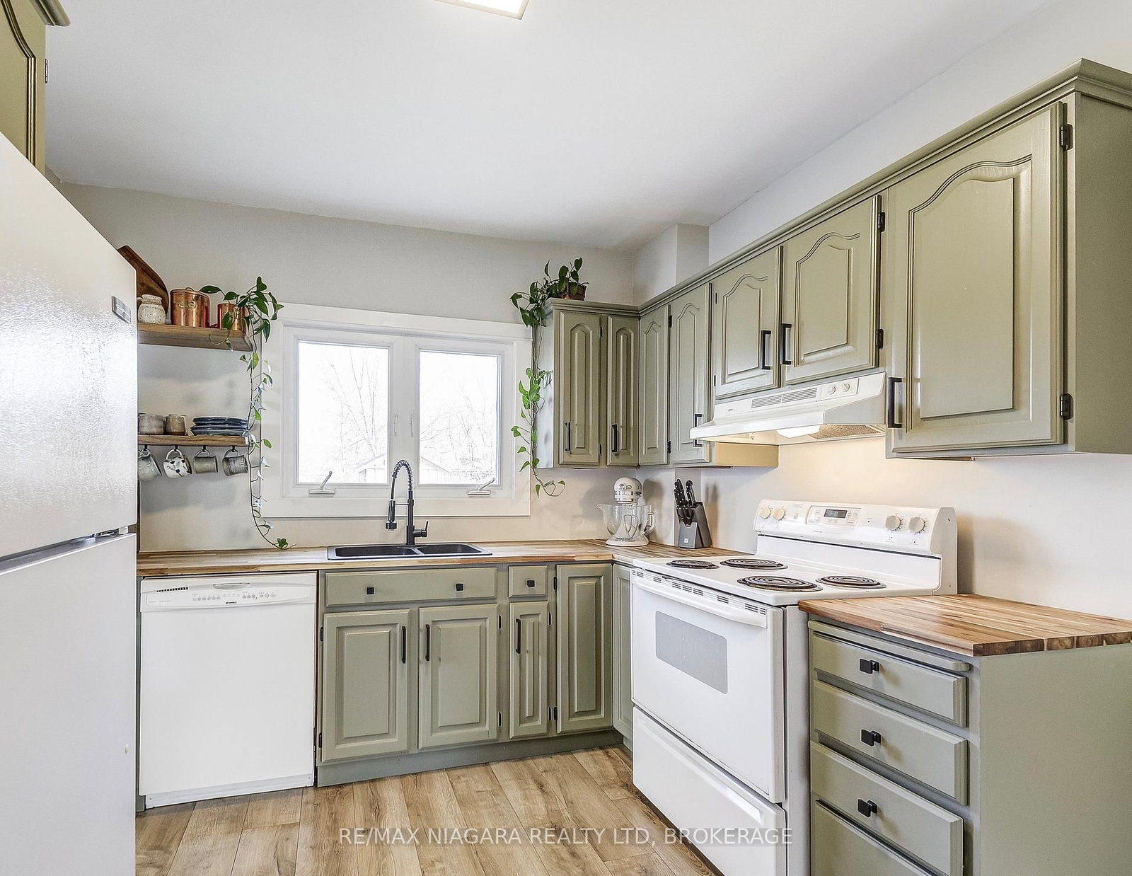 Detached House for sale at 48 Wilton Avenue, Welland, Ontario, L3C 1Z9 - Broadway - MLS: X12575640