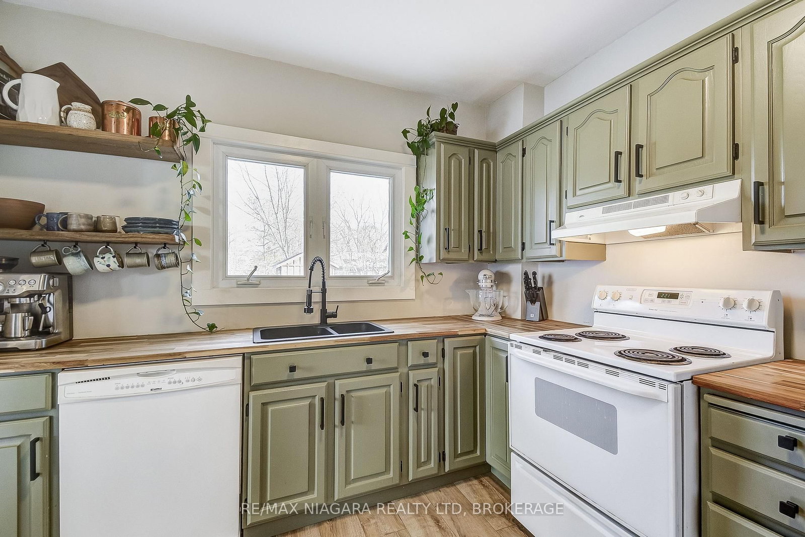 Detached House for sale at 48 Wilton Avenue, Welland, Ontario, L3C 1Z9 - Broadway - MLS: X12575640