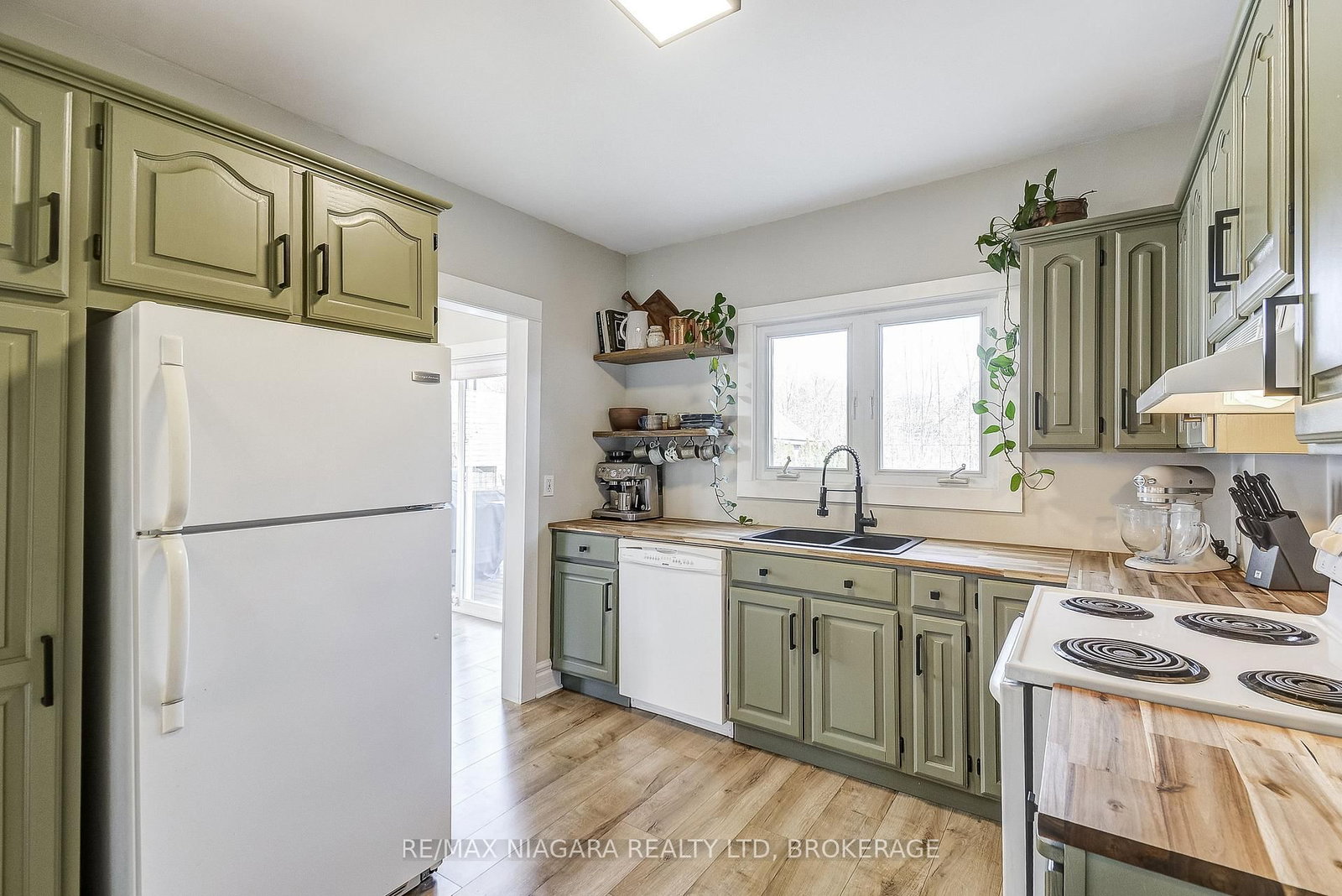 Detached House for sale at 48 Wilton Avenue, Welland, Ontario, L3C 1Z9 - Broadway - MLS: X12575640