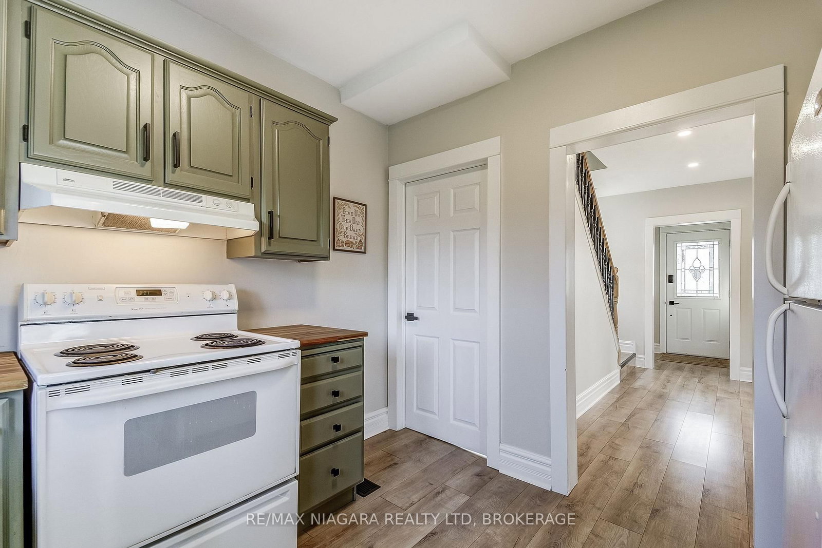 Detached House for sale at 48 Wilton Avenue, Welland, Ontario, L3C 1Z9 - Broadway - MLS: X12575640