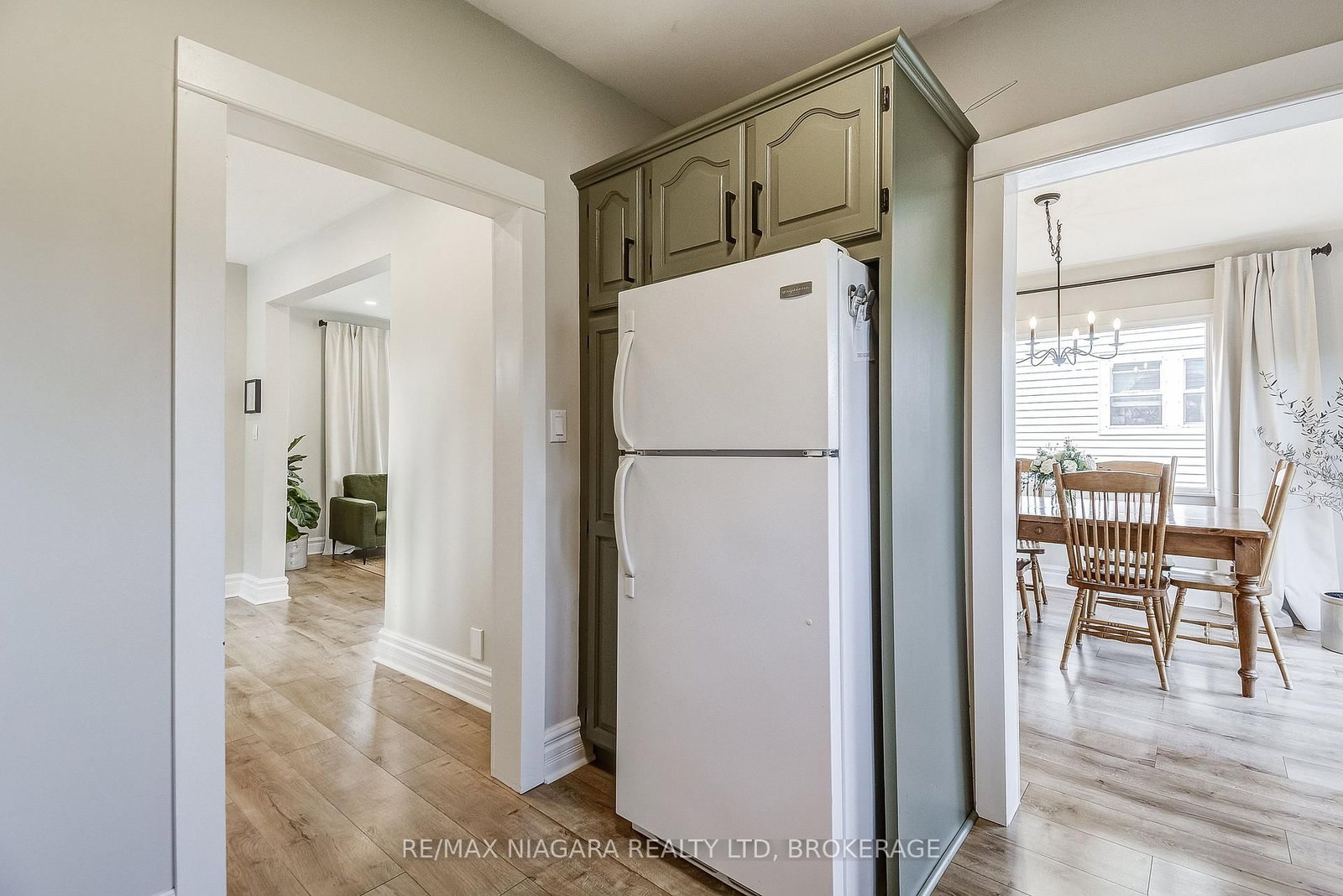 Detached House for sale at 48 Wilton Avenue, Welland, Ontario, L3C 1Z9 - Broadway - MLS: X12575640