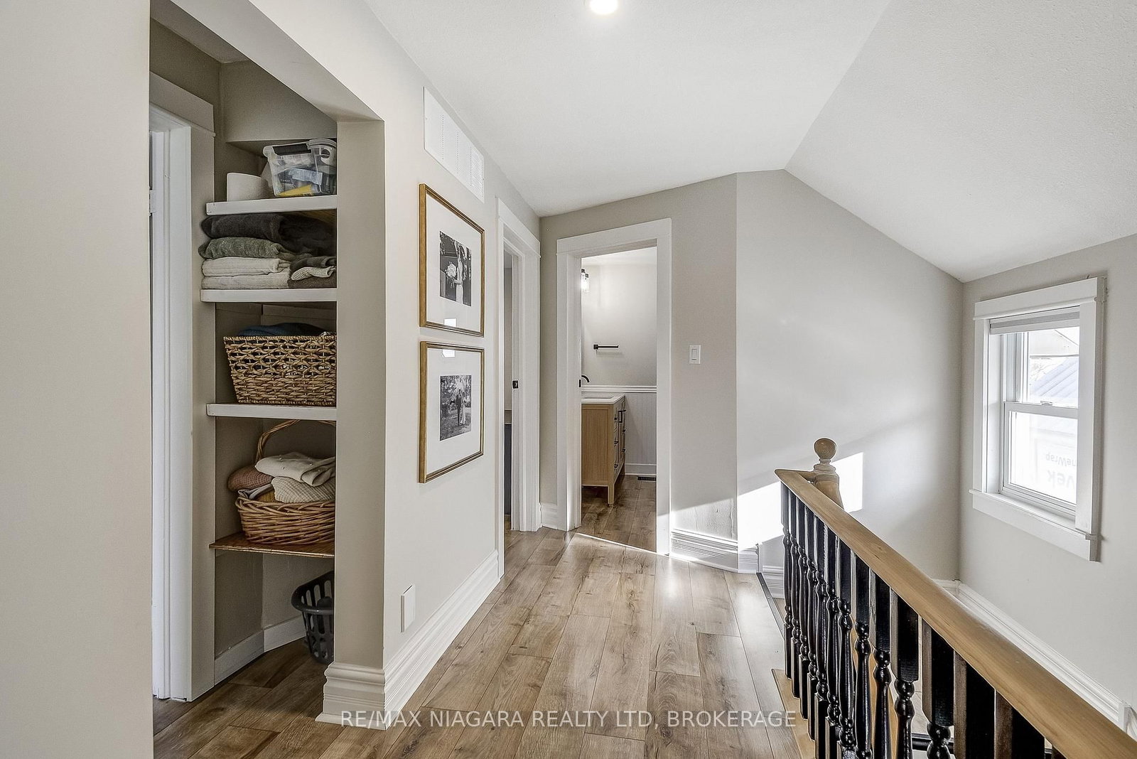 Detached House for sale at 48 Wilton Avenue, Welland, Ontario, L3C 1Z9 - Broadway - MLS: X12575640