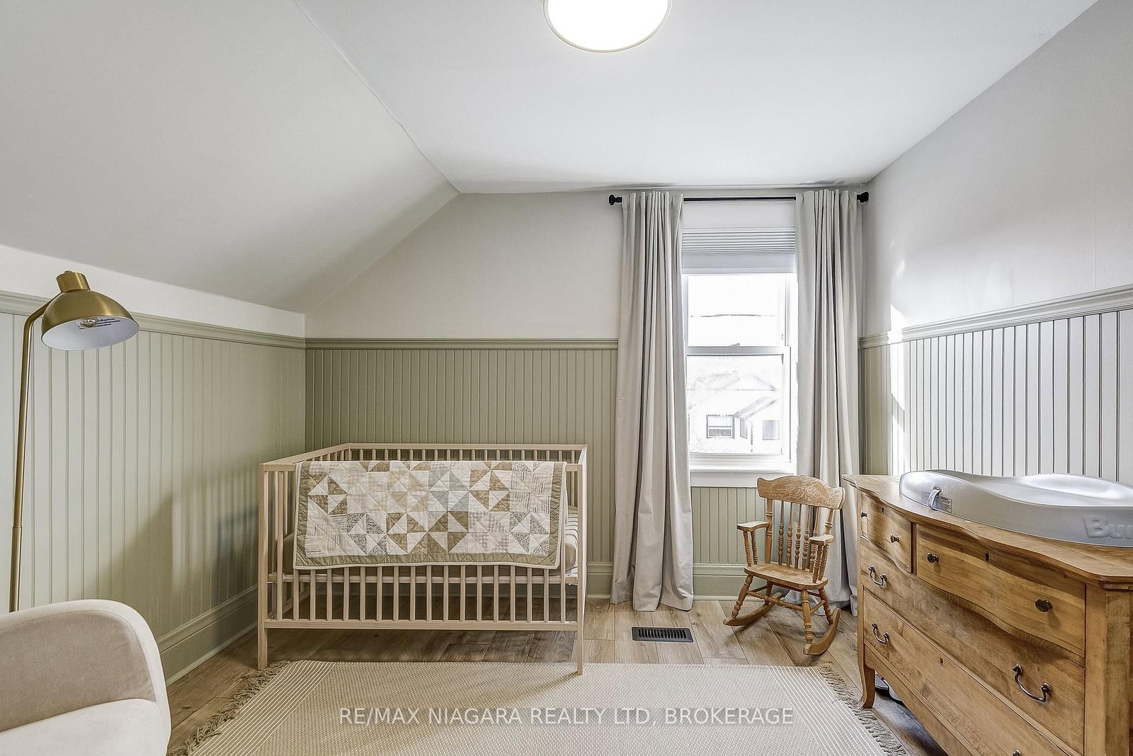 Detached House for sale at 48 Wilton Avenue, Welland, Ontario, L3C 1Z9 - Broadway - MLS: X12575640