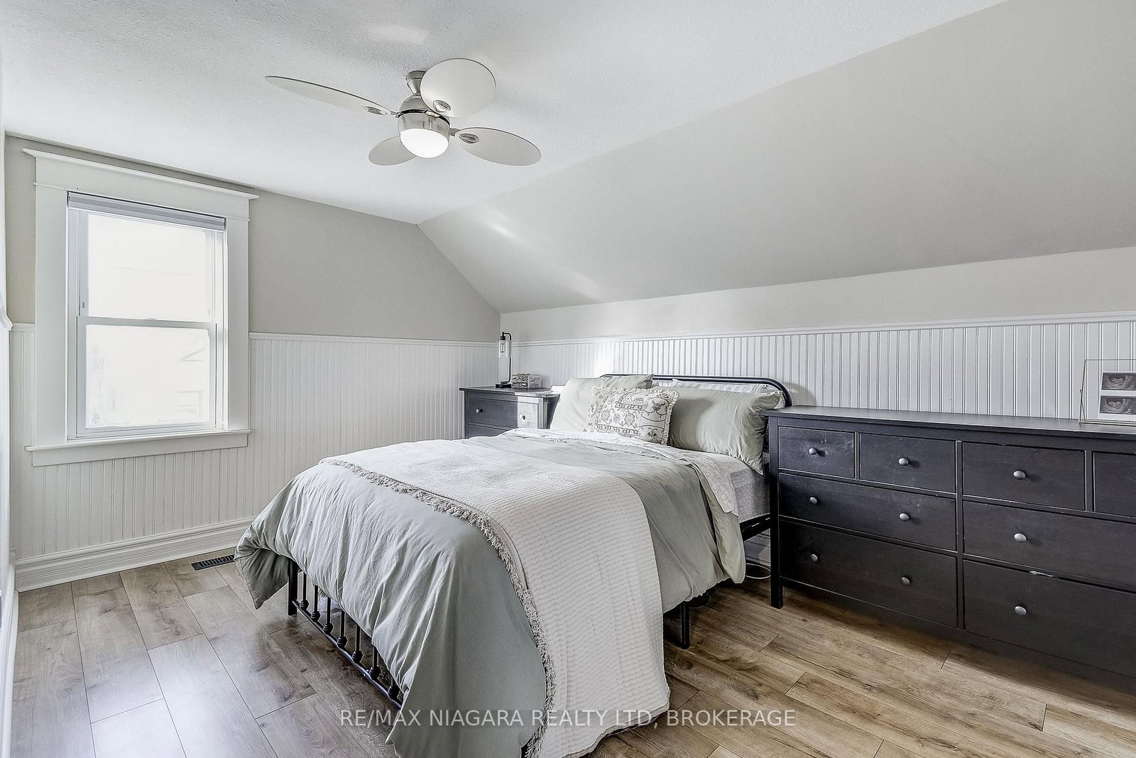 Detached House for sale at 48 Wilton Avenue, Welland, Ontario, L3C 1Z9 - Broadway - MLS: X12575640