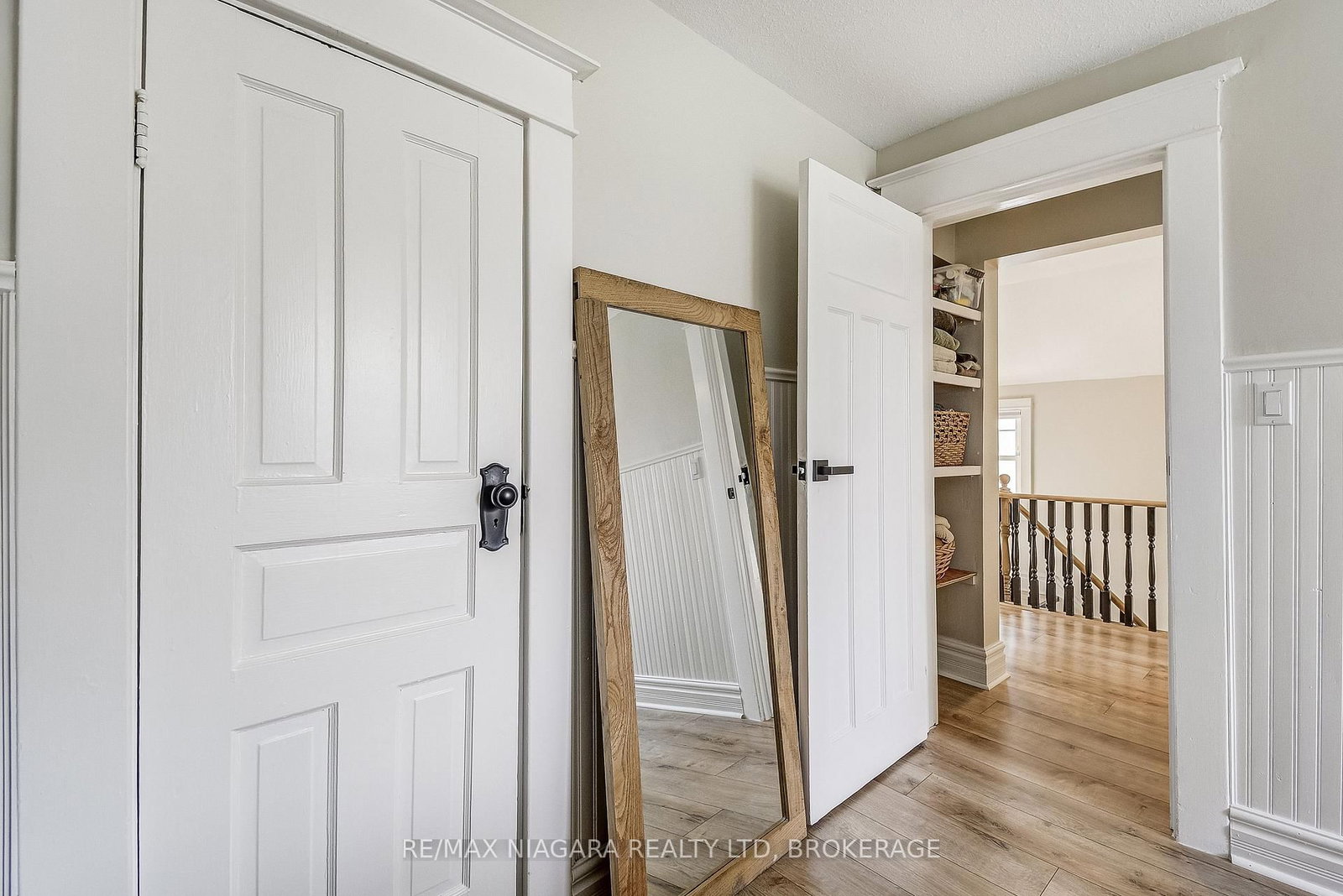 Detached House for sale at 48 Wilton Avenue, Welland, Ontario, L3C 1Z9 - Broadway - MLS: X12575640