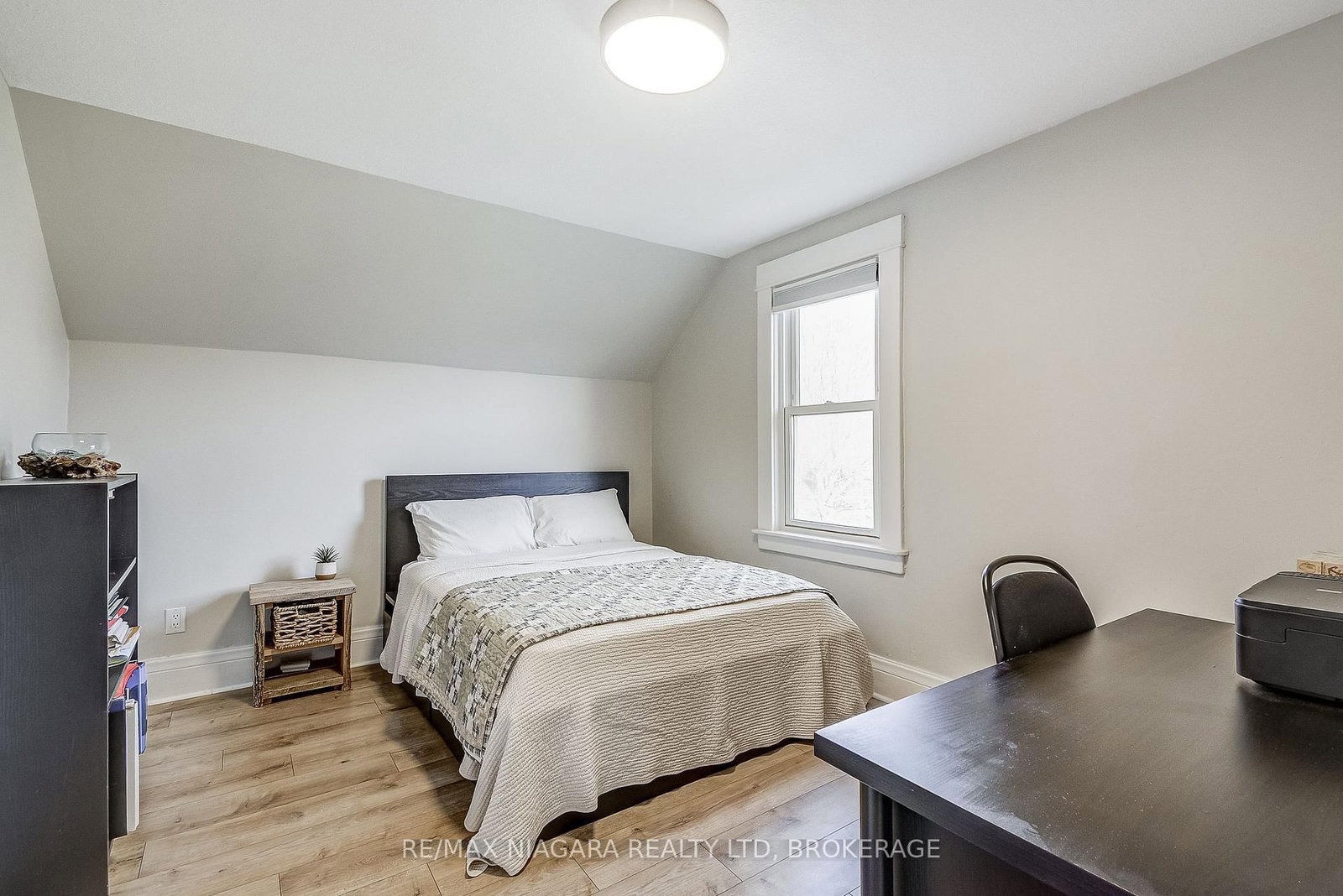 Detached House for sale at 48 Wilton Avenue, Welland, Ontario, L3C 1Z9 - Broadway - MLS: X12575640