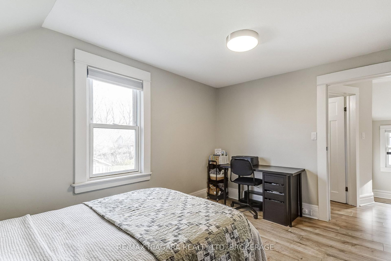 Detached House for sale at 48 Wilton Avenue, Welland, Ontario, L3C 1Z9 - Broadway - MLS: X12575640