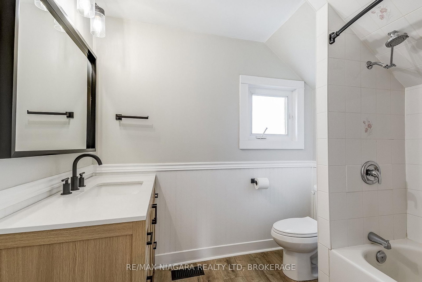 Detached House for sale at 48 Wilton Avenue, Welland, Ontario, L3C 1Z9 - Broadway - MLS: X12575640