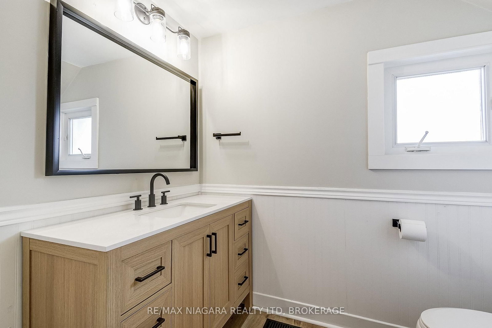 Detached House for sale at 48 Wilton Avenue, Welland, Ontario, L3C 1Z9 - Broadway - MLS: X12575640