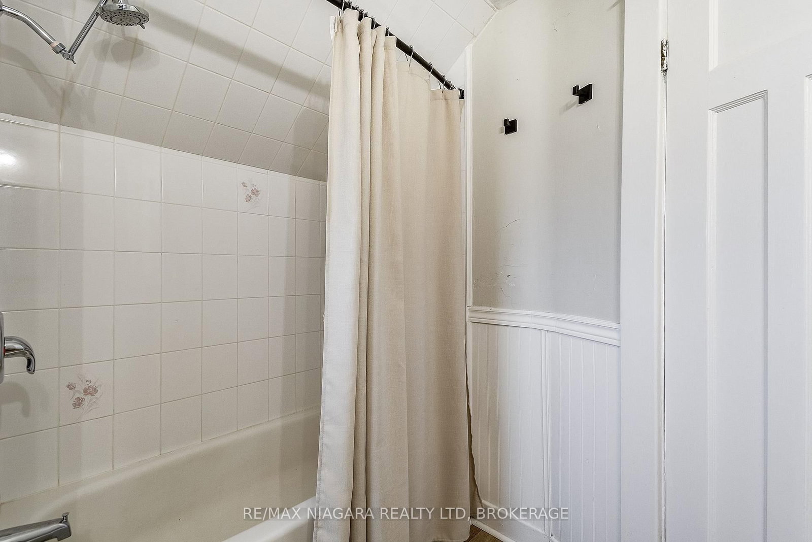 Detached House for sale at 48 Wilton Avenue, Welland, Ontario, L3C 1Z9 - Broadway - MLS: X12575640