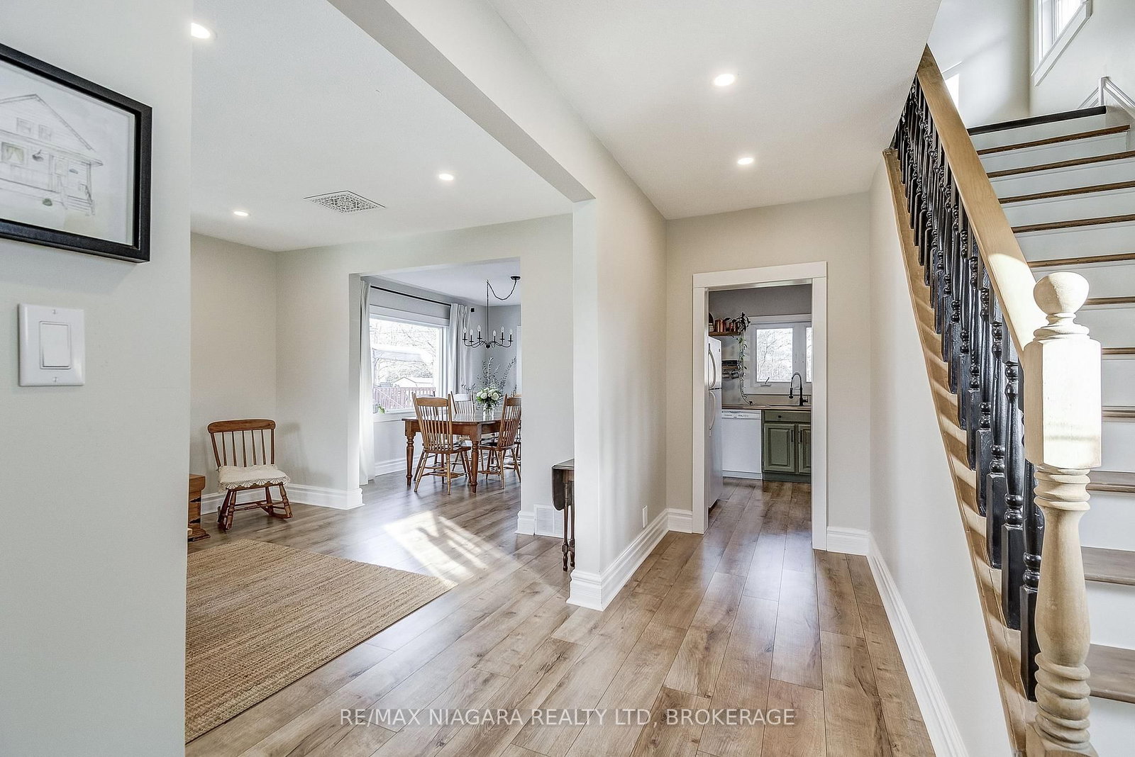 Detached House for sale at 48 Wilton Avenue, Welland, Ontario, L3C 1Z9 - Broadway - MLS: X12575640