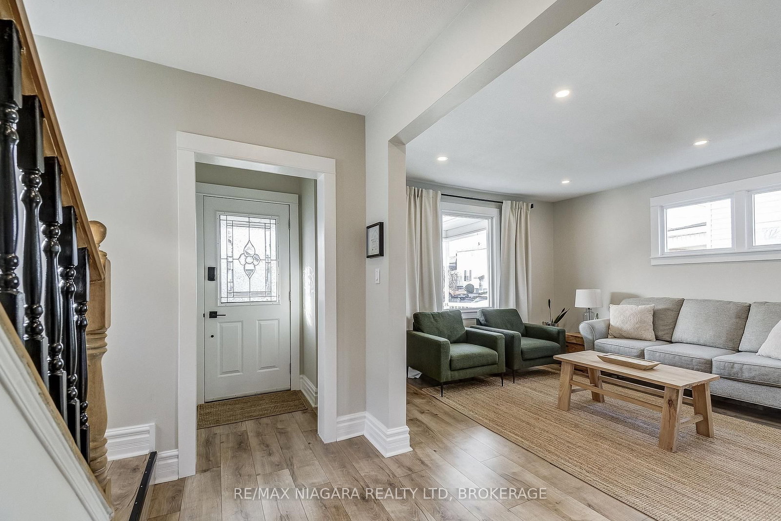 Detached House for sale at 48 Wilton Avenue, Welland, Ontario, L3C 1Z9 - Broadway - MLS: X12575640