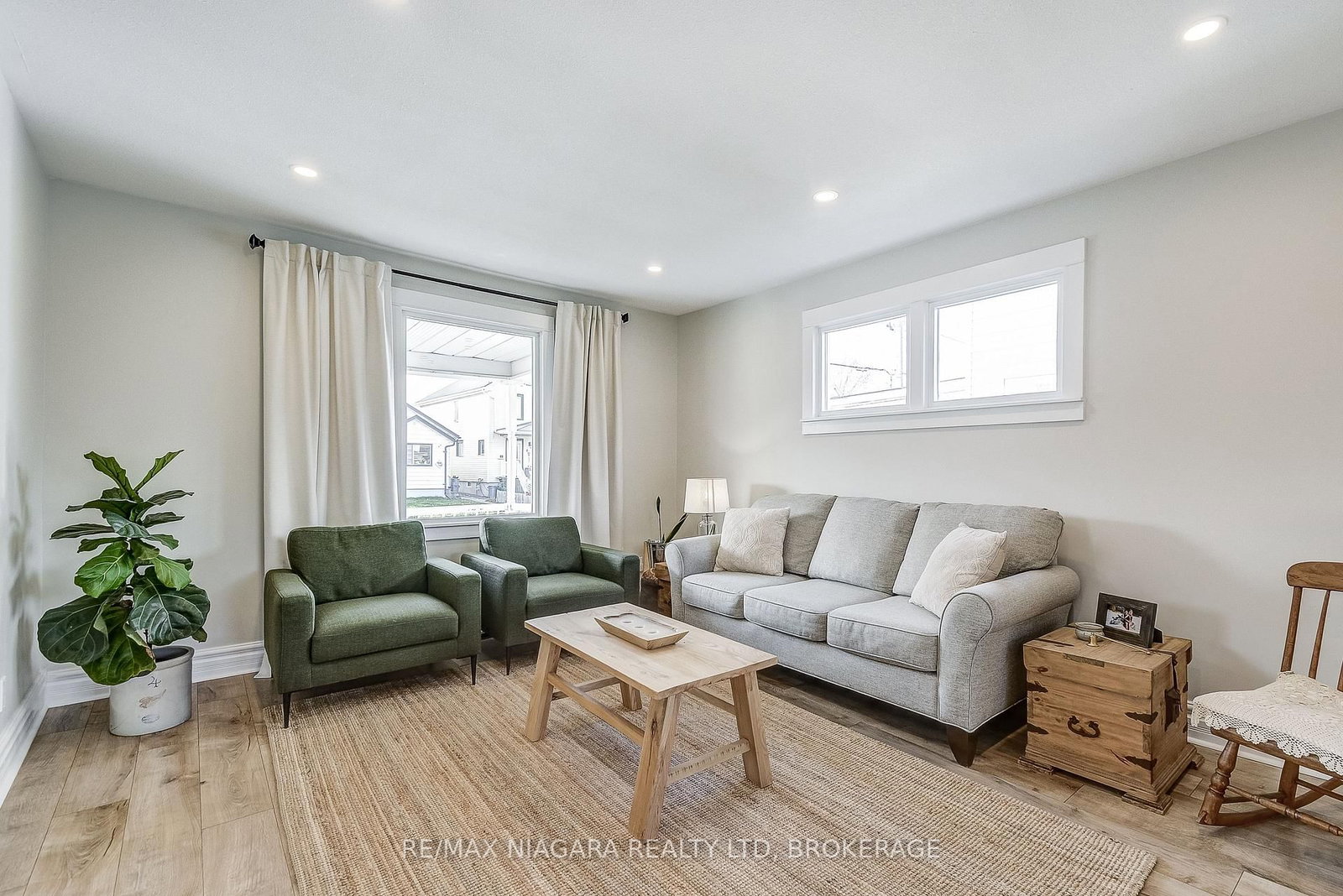 Detached House for sale at 48 Wilton Avenue, Welland, Ontario, L3C 1Z9 - Broadway - MLS: X12575640