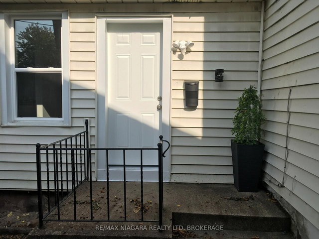 Rear Unit - 163 Welland Avenue